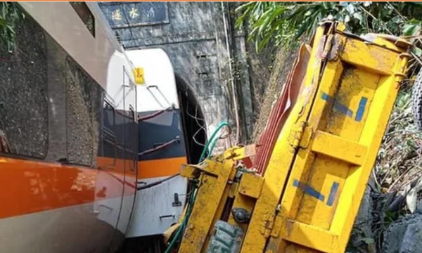 The 350 - passenger train crashes inside the tunnel, at least 36 people die in Taiwan