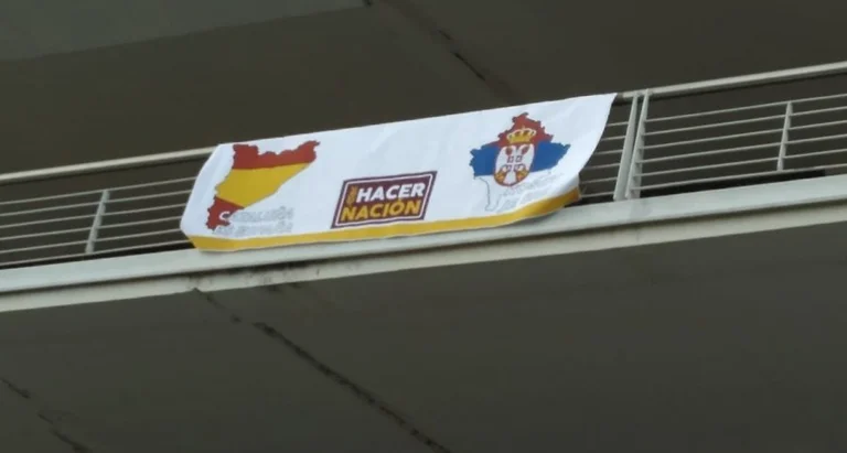 Lo scandaloso slogan imposto ieri dagli spagnoli prima dei calciatori del Kosovo e dello staff