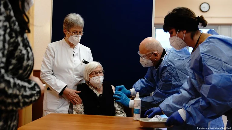 Anziani in attesa di Anti - Inocation COVID-19, non conoscono le procedure di registrazione