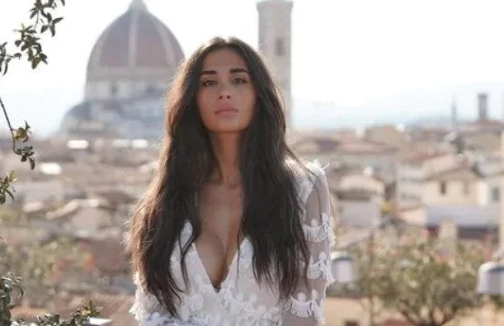 Modèle albanais disant qu'elle a rencontré Ronaldon et Neymar