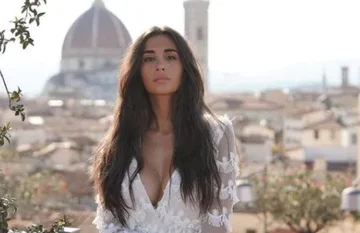 Modèle albanais disant qu'elle a rencontré Ronaldon et Neymar