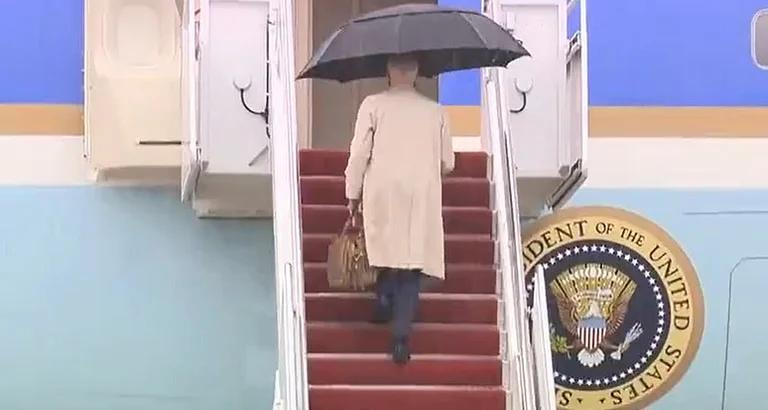 Joe Biden de nuevo problemas con subir escaleras al avión