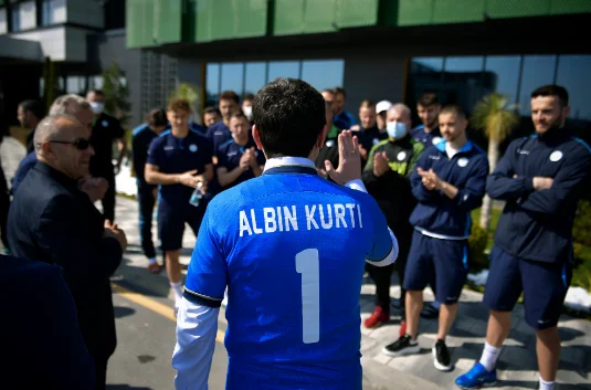 Albin Kurti Kurz vor dem Spielen mit Spanien