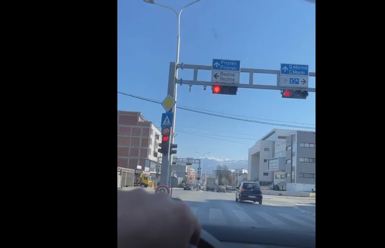 Der Fahrer dauert 40 Sekunden in Rot, Risiken Bürger (Video)