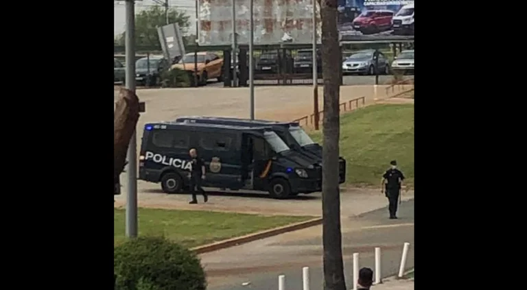 Polizei umgibt das Stadion, wo Spanien-Kosovo spielen wird, von dort aus