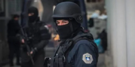 Ils ont traîné des Allemands du Kosovo par le Centre CHAll, 8 arrêtés et environ 150 mille euros saisis
