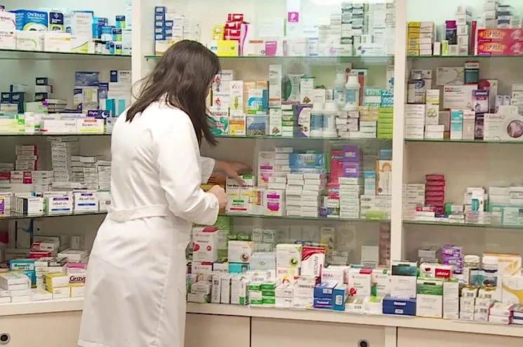 Vaksina anti-Covid në Kosovë, 1 mijë e 300 farmacistë presin të futen në listën e vaksinimit