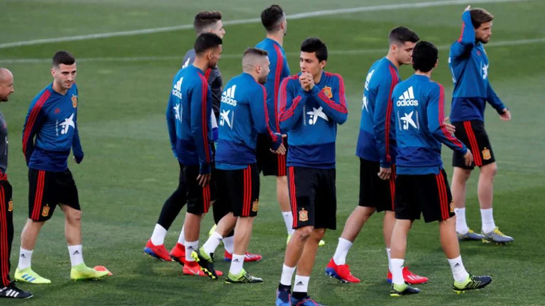 7 spanische Spieler spielen mit Kosovo-Spielern