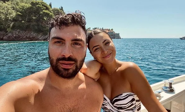 Sara kthen format pas shtatzënisë, shkruan status në kosovarçe