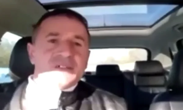Aktivisti i VV’së që shkeli qenin gjatë fushatës ia ofron shtëpinë dhe truallin falas Albin Kurtit