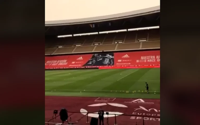 Atmosfera në stadiumin ‘La Cartuja’, pak momente para ndeshjes së Kosovës