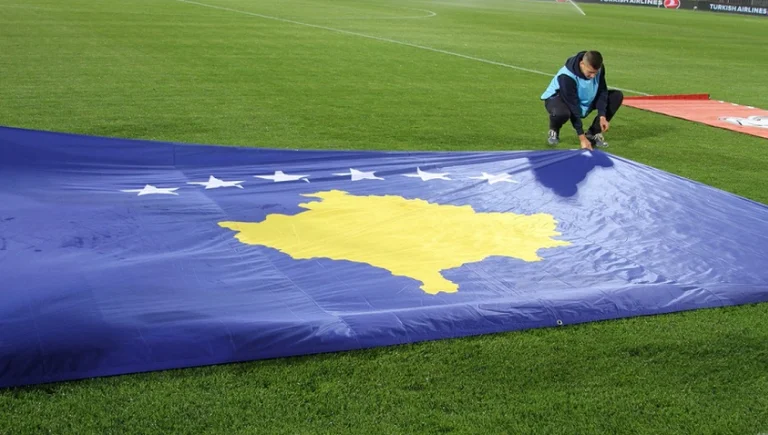 Flamuri i Kosovës valon në stadiumin ku do të zhvillohet ndeshja me Spanjën
