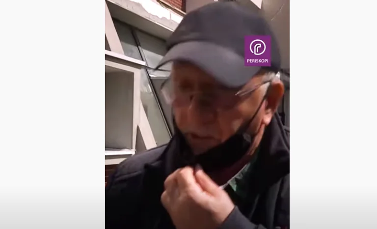 Qytetari ia mësyen sallës për vaksinim: I pakënaqur