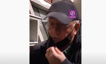 Qytetari ia mësyen sallës për vaksinim: I pakënaqur