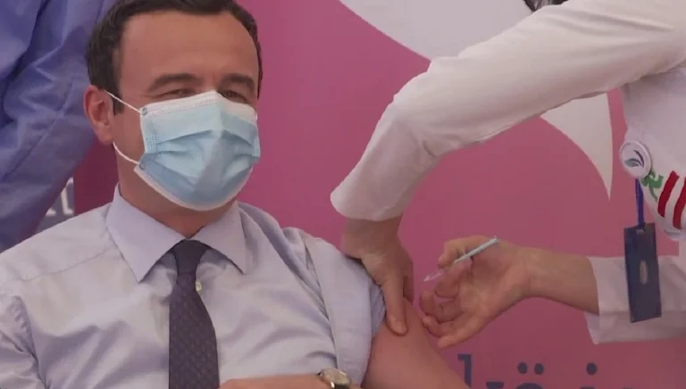 Gazetarët e ngacmojnë Kurtin gjatë vaksinimit: “Mos ia jep shpejt, a po të djegë”