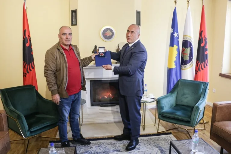 Haradinaj ndan medalje për bashkëluftëtarin e tij