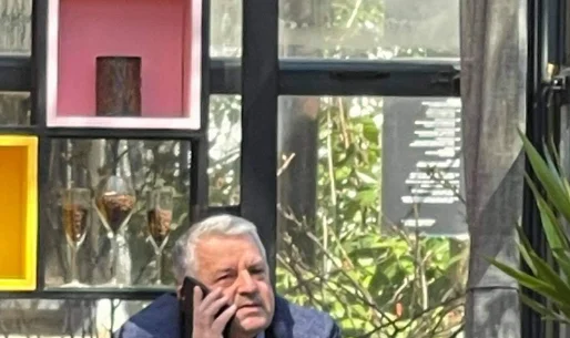 Agim Veliu në kafe i vetëm para mbledhjes së LDK-së