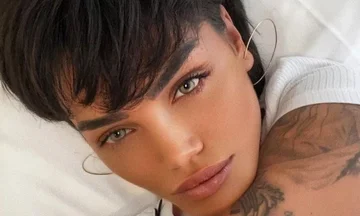 Comme le nouveau style de Morena lui montre le cul