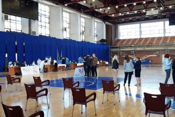 Përgatitjet në sallën “1 Tetori”: Flet qytetari që shkoi ta marrë vaksinën anti-Covid