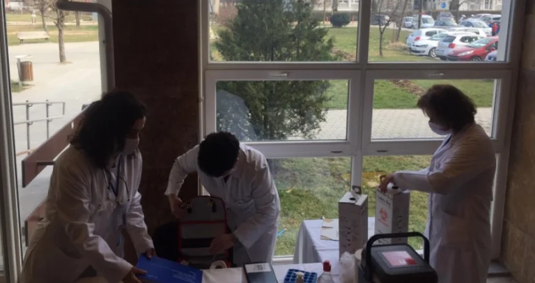 Fillon vaksinimi i personelit shëndetësor në Klinikën Infektive