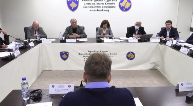 Kurteshi imiton Dakën dhe e quan injorante