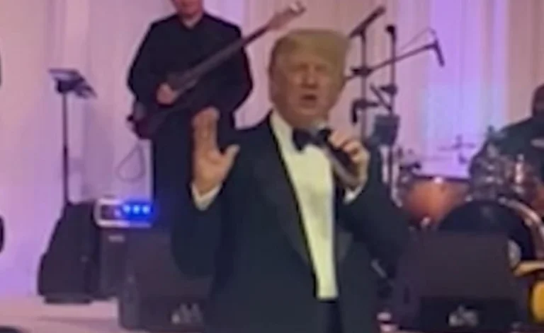 Trump rrëmben mikrofonin në mes të një dasme dhe flet për Biden: Ju mori malli për mua?