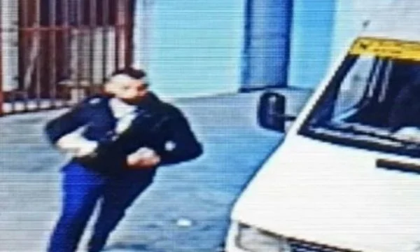 Momentet e fundit kur Arjan Sala futet brenda magazinës së zjarrit