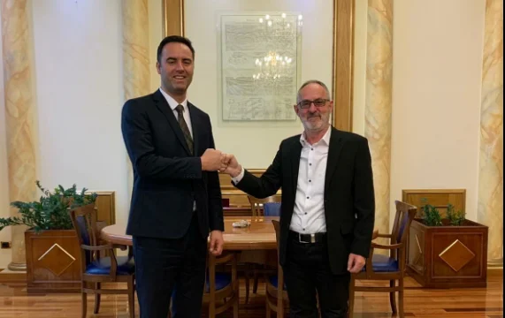 Glauk Konjufca e emëron gazetarin Feim Tahirsylajn këshilltar për medie