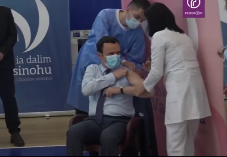 Kryeministri Kurti merr dozën e parë të vaksinës Astra-Zeneca: Nuk ndjen dhimbje