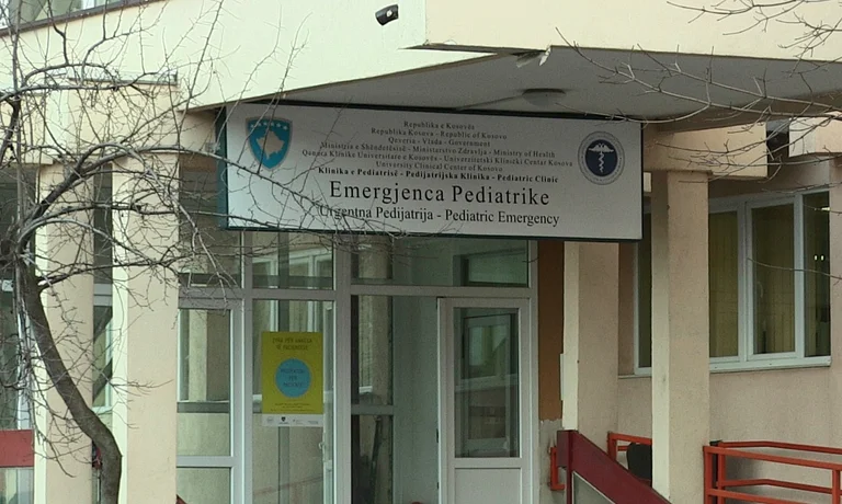 Kosovarja: Me vajzën të sëmurë, mjeku më hodhi jashtë e më bëri të qaja në zë