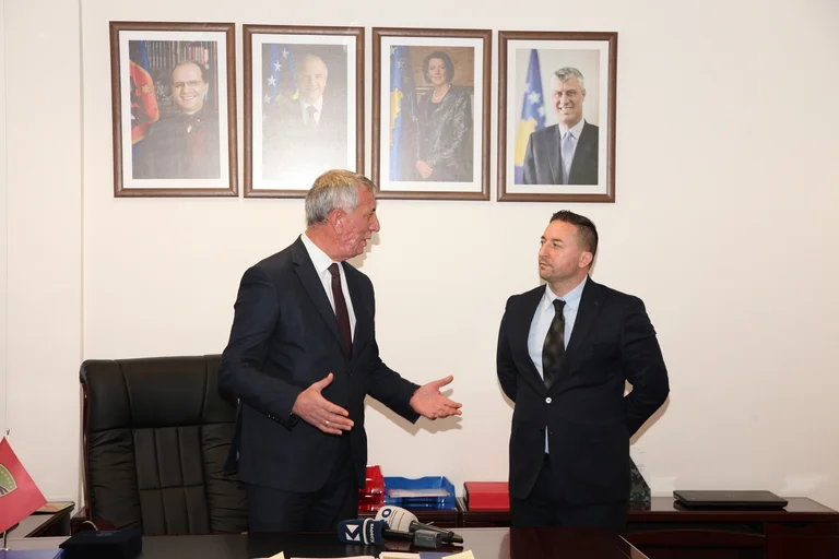 Quni flet për dorëzimin e detyrës te Ministri i ri i Mbrojtjes, e quan personalitet me vlera të larta