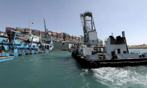 Lirohet pjesërisht anija e bllokuar në Kanalin e Suezit