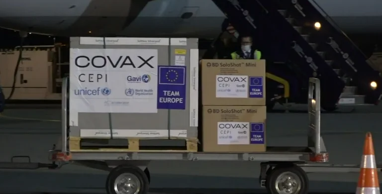 Arrijnë në Kosovë dozat e para të vaksinave anti-COVID-19