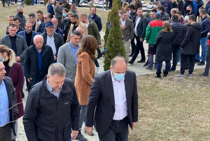 Hoxhaj përkujton masakrën e Izbicës, kërkon drejtësi për gjenocidin serb në Kosovë