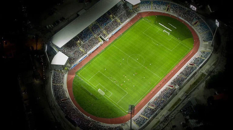 Bllokohen për qarkullim rrugët përreth stadiumit “Fadil Vokrri”
