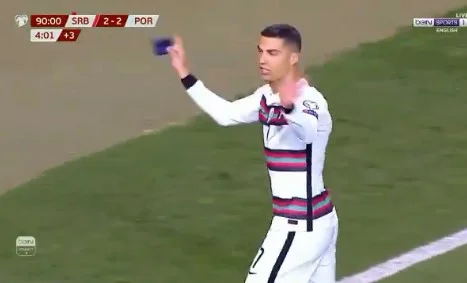 E keni parë ndonjëherë Ronaldon kështu? Absolutisht humbi kokën në Beograd, hedh shiritin e kapitenit në fushë