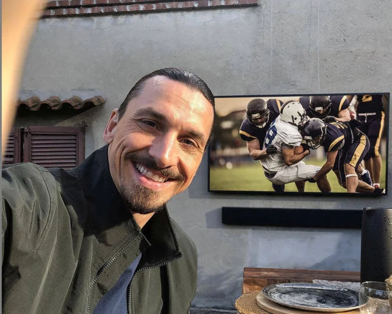 Ibrahimovic shikon futsall nga dhoma e hotelit në Prishtinë – i gëzohet triumfit të skuadrës suedeze