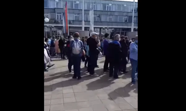 Gazetari shqiptar publikon pamje nga Beogradi gjatë vaksinimeve: E pashë edhe një nga Kosova