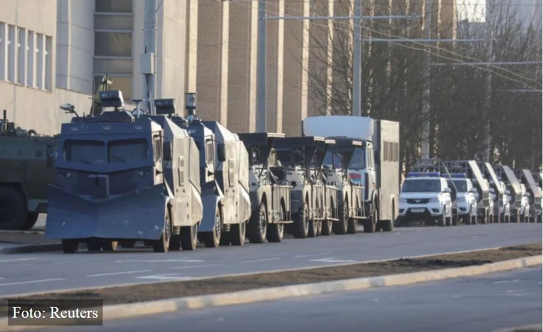 100 të arrestuar nga protestat në Bjellorusi, në mesin e tyre dhe dy redaktorë