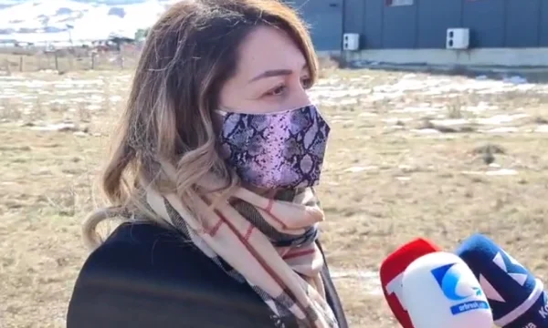 Adelina flet pas varrimit të babait: E di që dhimbja do të zbutet, por malli do të më shtohet