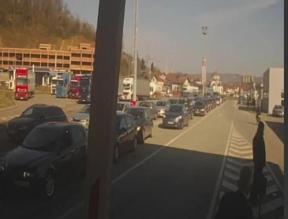 Boshnjaket vërshojnë Serbinë për t’u vaksinuar, radhë të gjata nëpër kufinjë