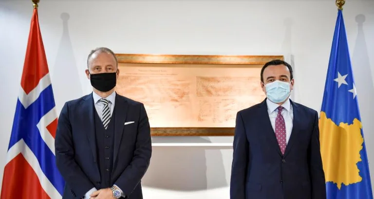Kurti takohet me ambasadorin norvegjez, flasin për zhvillim ekonomik