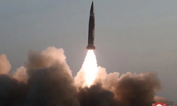 Koreja e Veriut shfrytëzon butësinë e Bidenit, lëshon raketë balistike