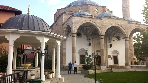 ​Vjedhin para në xhami, një i arrestohet dhe një në kërkim