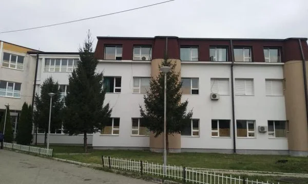 Mbi 100 pacientë po trajtohen për COVID-19 në Spitalin e Gjakovës, të infektuar ka edhe staf mjekësor