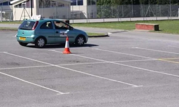 Personi që dështoi 192 herë në provim të auto-shkollës
