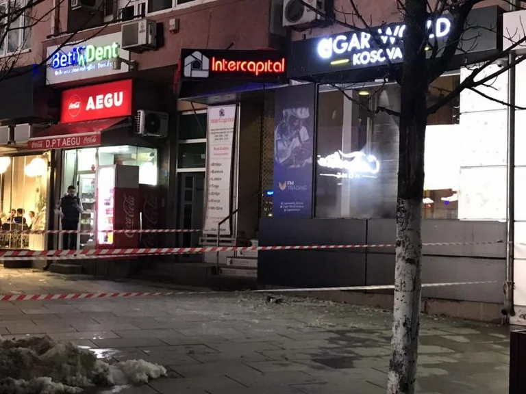 Shemben disa copa betoni nga një banesë në sheshin “Zahir Pajaziti”, ndërhyjnë zjarrfikësit