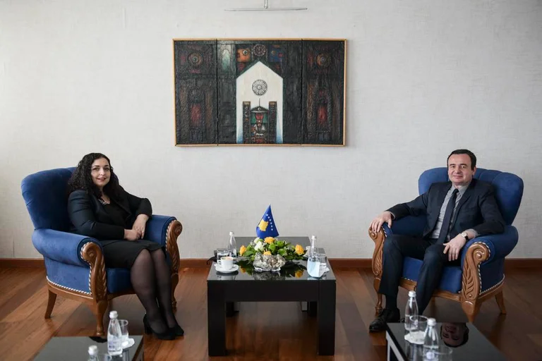 Kryeministri Kurti takon Vjosa Osmanin si deputete: E quan “presidente” të së ardhmes