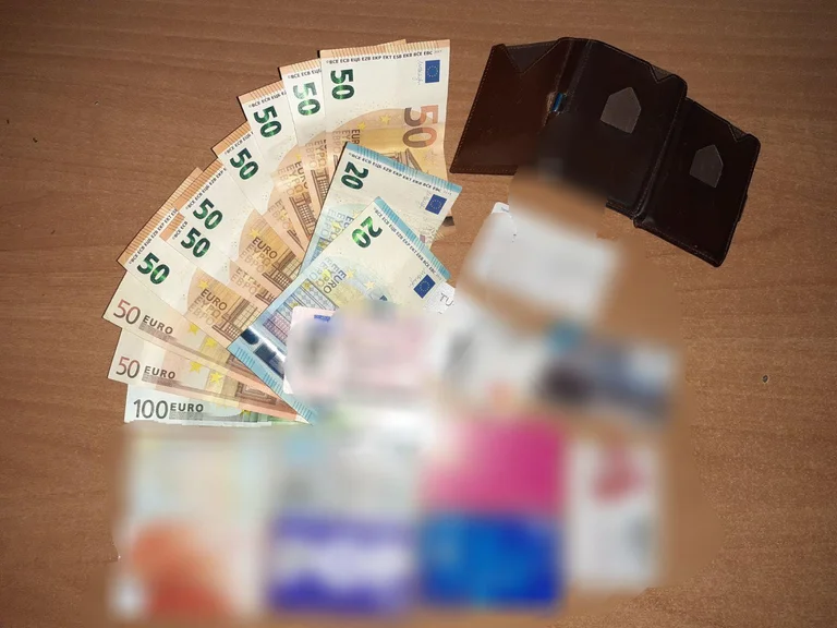 Gjest i madh i 1-shit: Taksisti fushë-kosovar dorëzon në polici kuletën me 500 euro që i ra udhëtarit në kerrin e tij