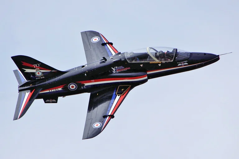Një avion luftarak përplaset fuqishëm në një arë, dy pilotëve iu çelet parashuta: Shastisen banorët